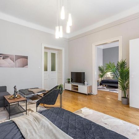 Spacious & Cozy Downtown Apartment With Balcony Budapest Luaran gambar