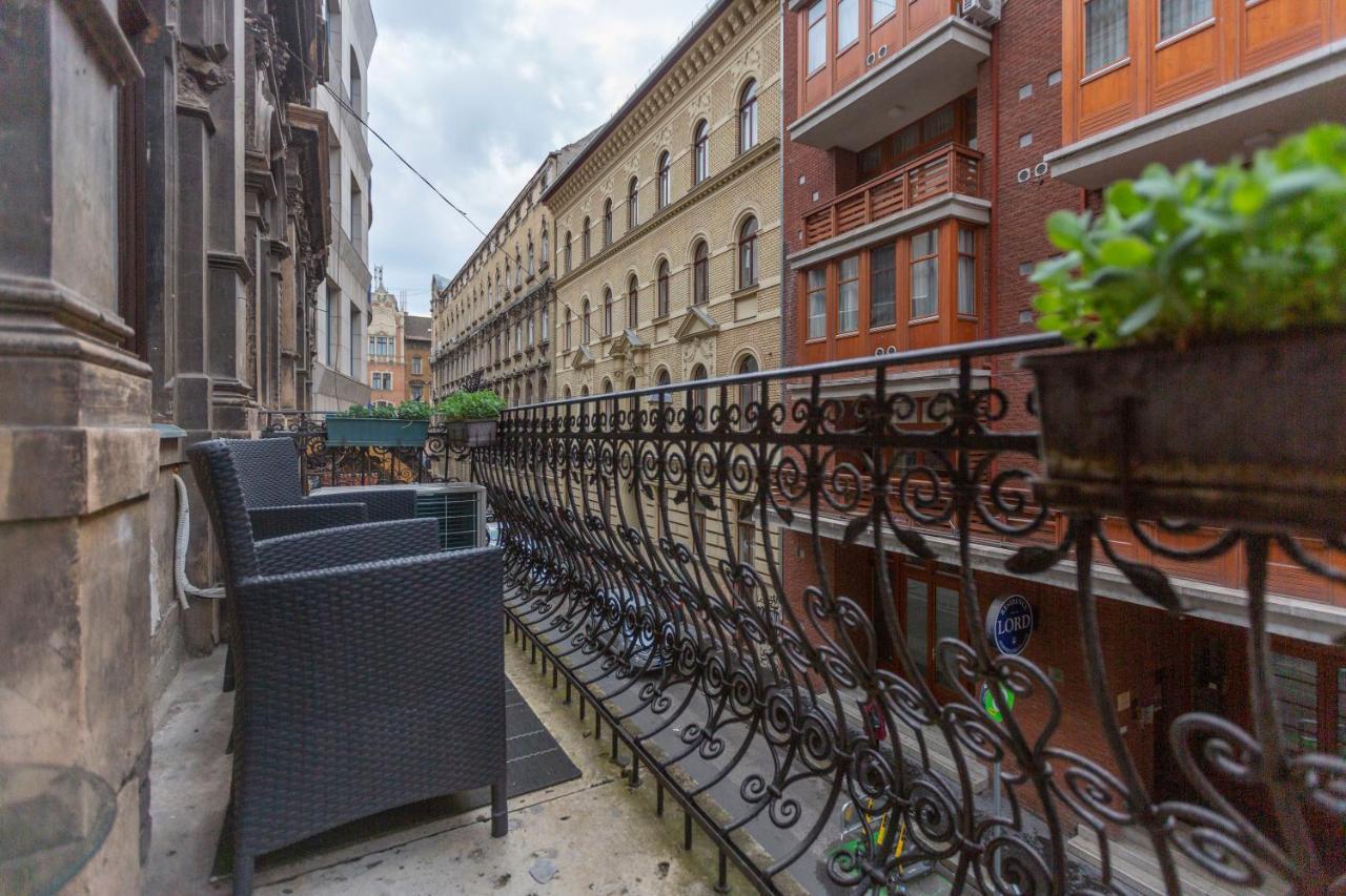 Spacious & Cozy Downtown Apartment With Balcony Budapest Luaran gambar