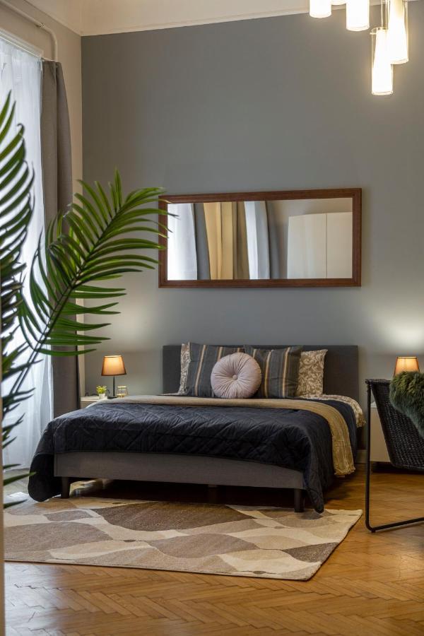 Spacious & Cozy Downtown Apartment With Balcony Budapest Luaran gambar
