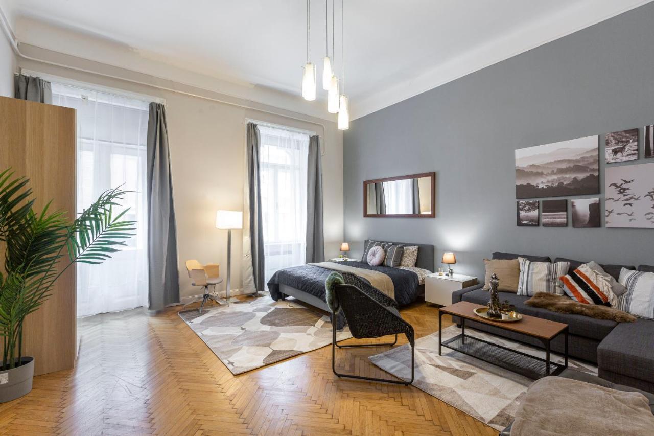 Spacious & Cozy Downtown Apartment With Balcony Budapest Luaran gambar