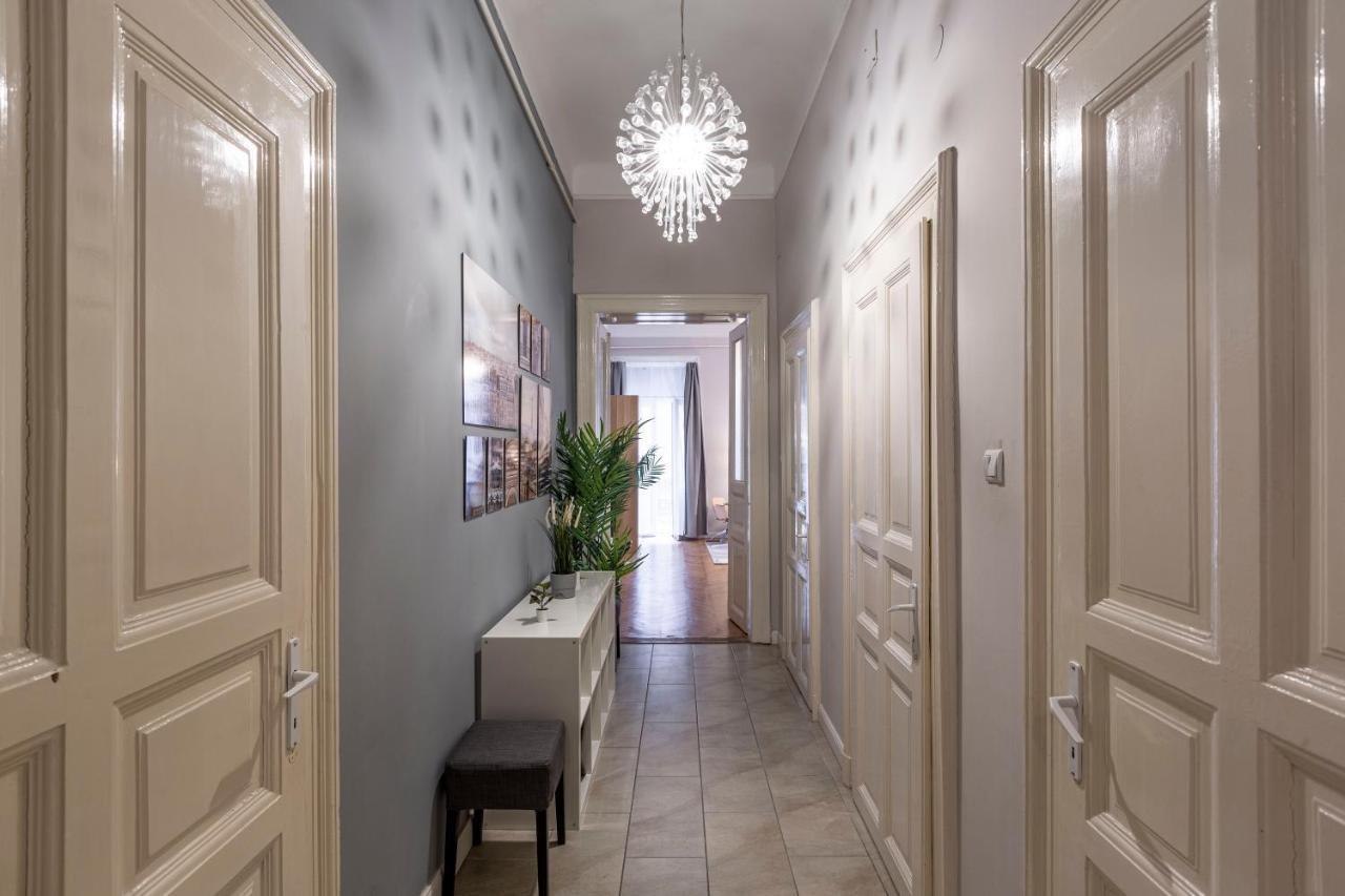 Spacious & Cozy Downtown Apartment With Balcony Budapest Luaran gambar