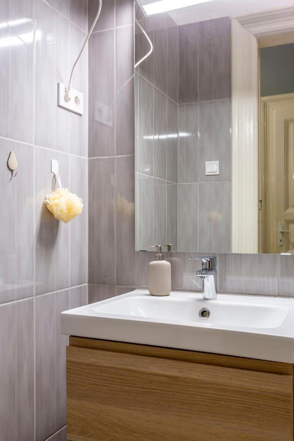 Spacious & Cozy Downtown Apartment With Balcony Budapest Luaran gambar