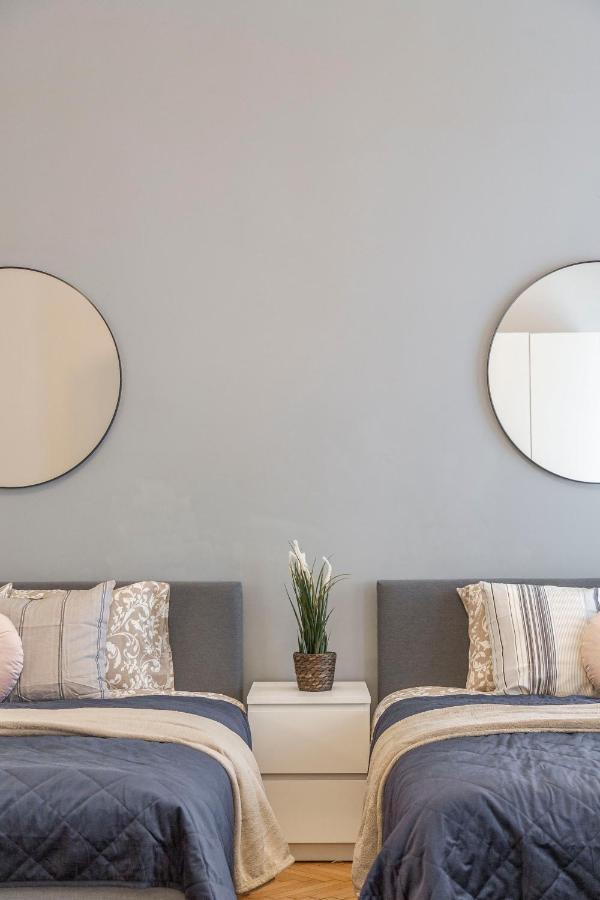 Spacious & Cozy Downtown Apartment With Balcony Budapest Luaran gambar