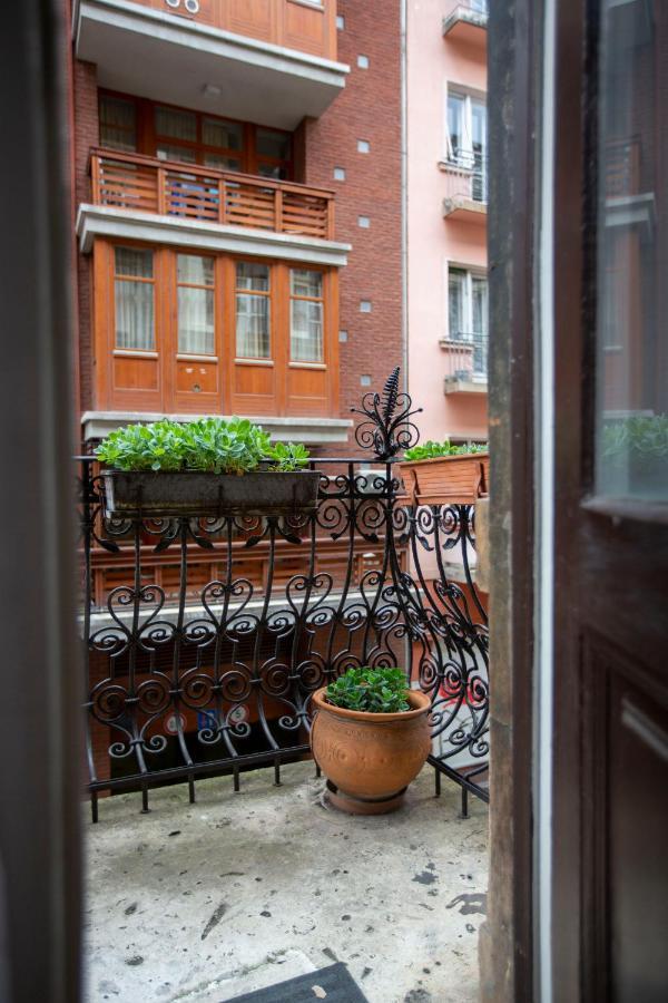 Spacious & Cozy Downtown Apartment With Balcony Budapest Luaran gambar