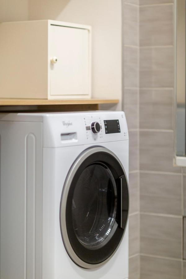 Spacious & Cozy Downtown Apartment With Balcony Budapest Luaran gambar