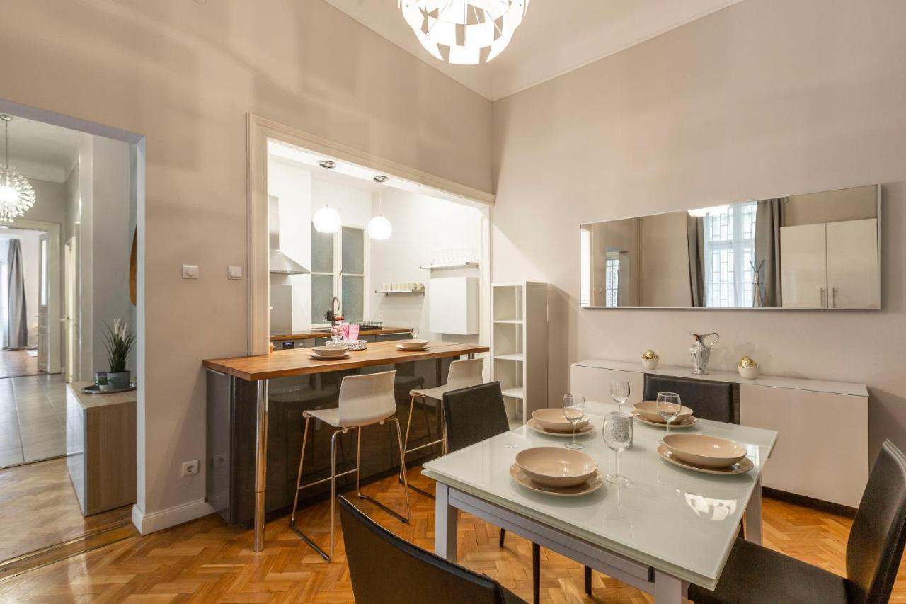 Spacious & Cozy Downtown Apartment With Balcony Budapest Luaran gambar