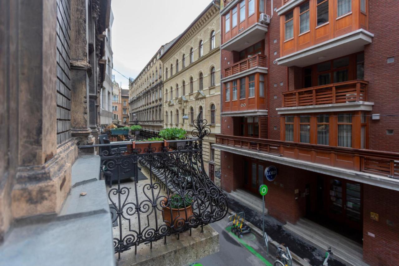 Spacious & Cozy Downtown Apartment With Balcony Budapest Luaran gambar