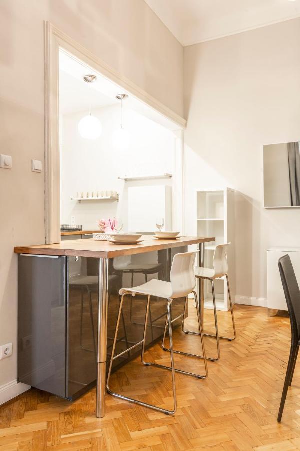 Spacious & Cozy Downtown Apartment With Balcony Budapest Luaran gambar