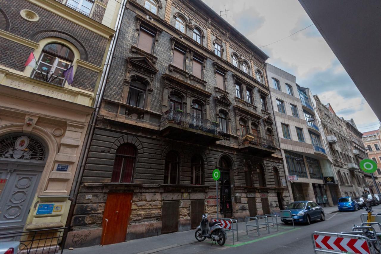 Spacious & Cozy Downtown Apartment With Balcony Budapest Luaran gambar