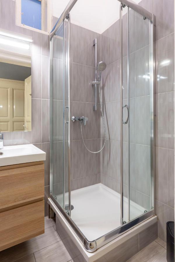 Spacious & Cozy Downtown Apartment With Balcony Budapest Luaran gambar