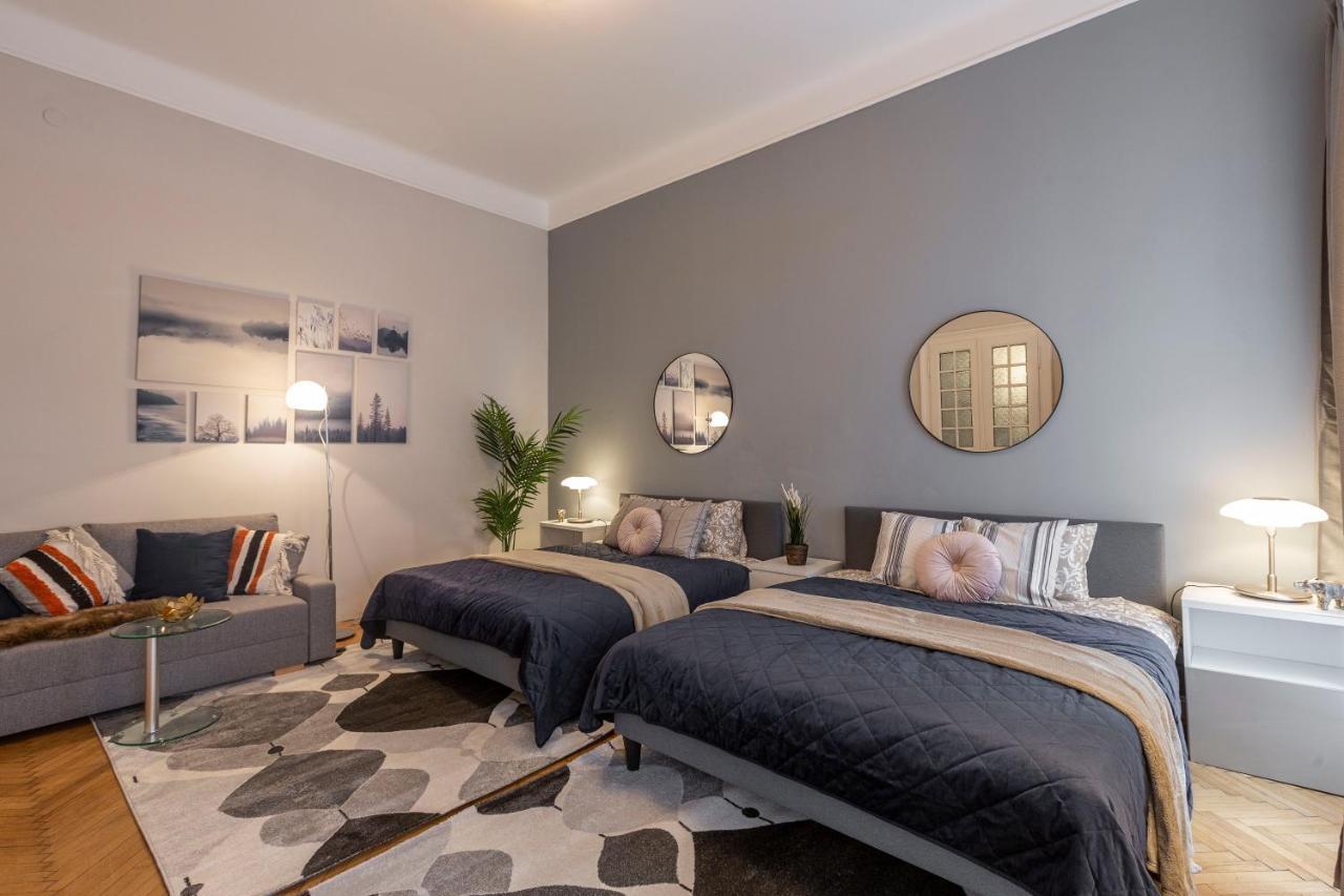 Spacious & Cozy Downtown Apartment With Balcony Budapest Luaran gambar