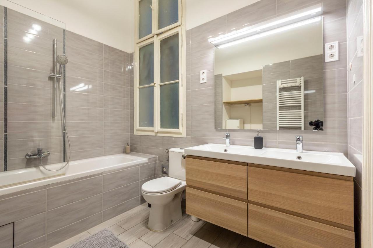 Spacious & Cozy Downtown Apartment With Balcony Budapest Luaran gambar
