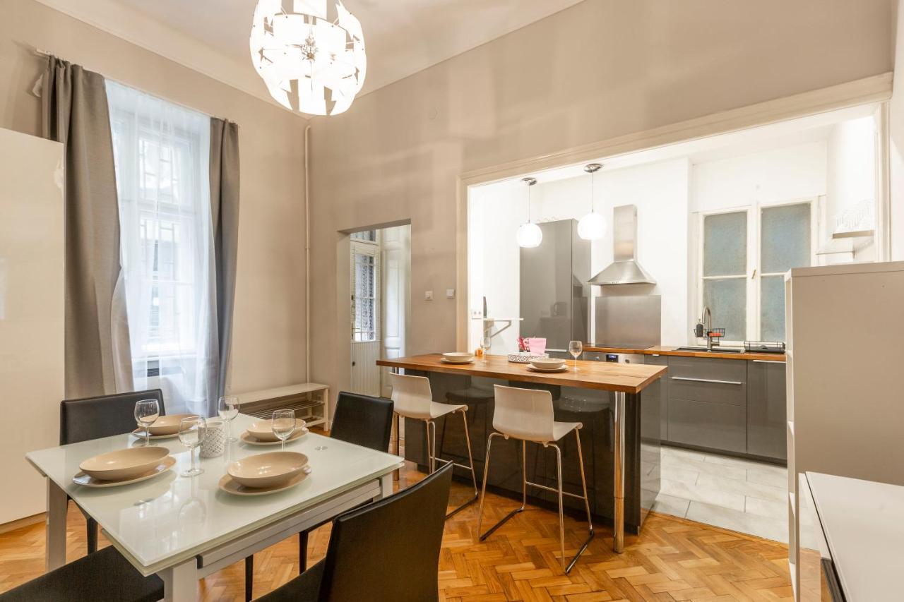 Spacious & Cozy Downtown Apartment With Balcony Budapest Luaran gambar
